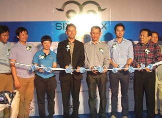 Jiraporn Kunplome, 3rd left, along with Pattaya Mayor Itthiphol Kunplome, Saksit Teerapornsathanon, Narongchai Kunphlome and Chanyut Hengtrakool cut the ribbon to officially launch the Sixty-Six Condominium project.